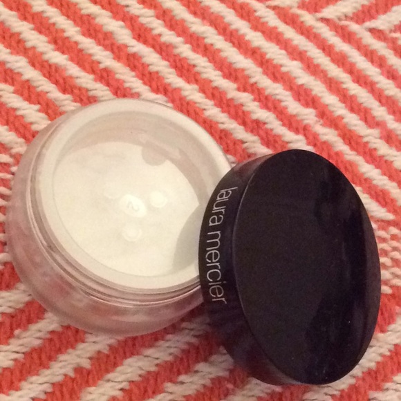 New LAURA MERCIER Invisible Setting Powder - Picture 3 of 5